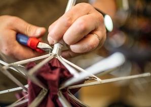 Führung durch die Schirmreparatur-Werkstatt