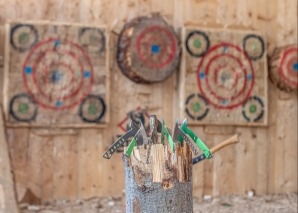 Axtwerfen im Sägewerk im Emmental