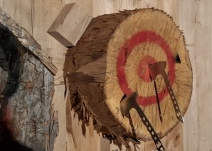 Axtwerfen im Sägewerk im Emmental