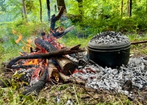 Teamkochen am offenen Feuer