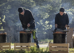 Calçotada-Feuerkochen in der Romandie