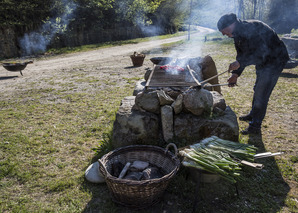 Calçotada-Feuerkochen in der Romandie