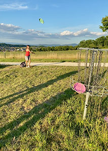 Disc Golf mit Frisbee und Körben
