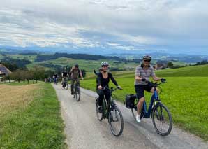 Tour en vélo électrique avec rösti et saucisse à griller