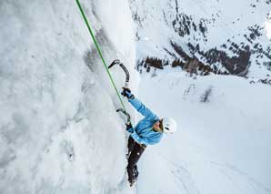 Escalade sur la glace dans l'Oberland bernois