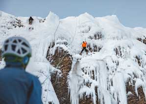 Escalade sur la glace dans l'Oberland bernois