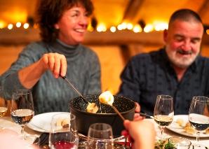 Jeux d'hiver en Emmental couronnés par une délicieuse fondue