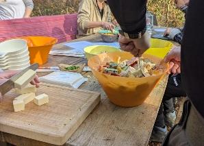Teamkochen am offenen Feuer