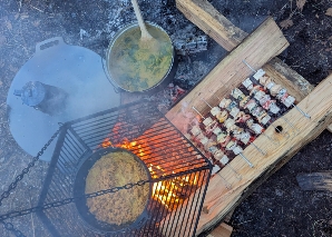 Teamkochen am offenen Feuer