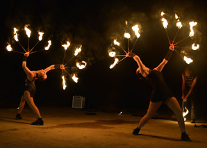 Fire in the Sky – Feuershow mit Akrobatik