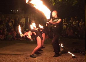 Fire in the Sky – Feuershow mit Akrobatik