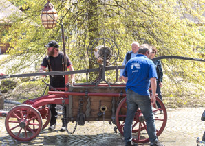 Participer en équipe à une flamboyante démonstration des pompiers