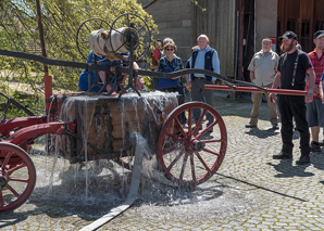 Participer en équipe à une flamboyante démonstration des pompiers