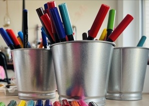Keramik-Tasse mit Firmen-Logo bemalen