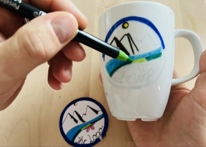Keramik-Tasse mit Firmen-Logo bemalen