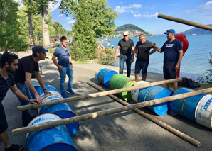 Construire un radeau sur la lac de Thoune