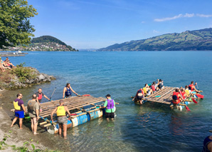 Construire un radeau sur la lac de Thoune