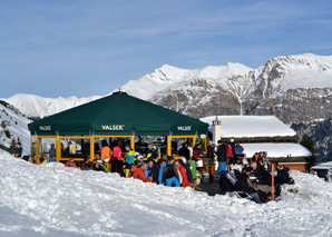 Après-ski with fondue in the Grisons mountains