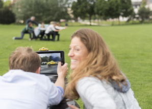 Real-time photo rally through the city