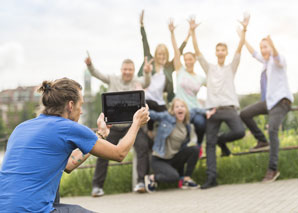 Real-time photo rally through the city