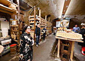 Guided tour of the cheese cellar with raclette fun
