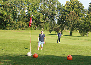 Fussballgolf auf dem 9-Loch-Platz