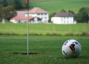 Fussballgolf auf dem 9-Loch-Platz