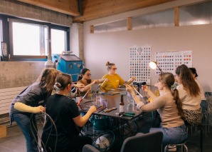 Tournage de perles de verre en équipe
