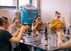 Tournage de perles de verre en équipe
