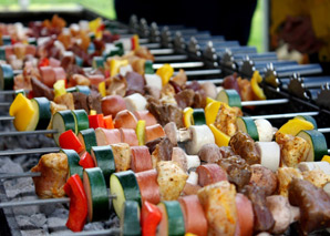 Tailler des manches de broches pour un barbecue géant