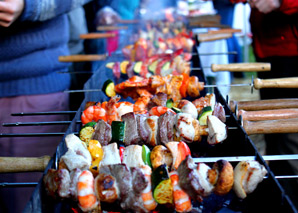 Tailler des manches de broches pour un barbecue géant