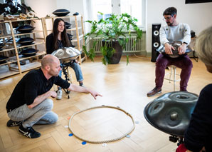 Playing handpan - rhythm and melody as a group experience