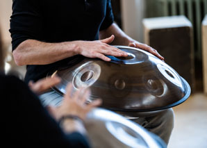 Playing handpan - rhythm and melody as a group experience