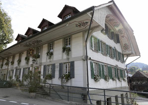 S'essayer au hornuss et manger en Emmental