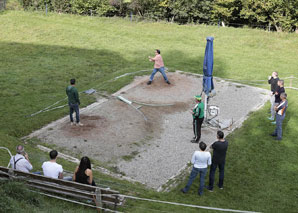 S'essayer au hornuss et manger en Emmental