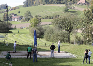 S'essayer au hornuss et manger en Emmental