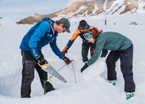 Build an igloo on the Engstligenalp