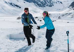 Build an igloo on the Engstligenalp