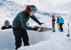 Build an igloo on the Engstligenalp