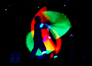 inmot!on: Yo-Yo, UV- und Feuershow