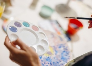 Expérience de peinture sur céramique : créer des tasses d'équipe