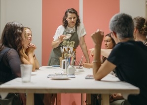 Expérience de peinture sur céramique : créer des tasses d'équipe