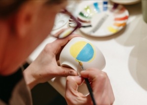 Expérience de peinture sur céramique : créer des tasses d'équipe
