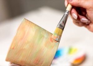 Expérience de peinture sur céramique : créer des tasses d'équipe