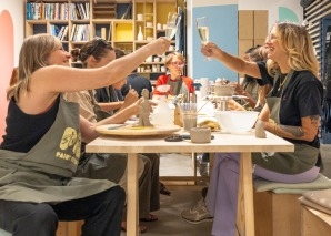 Expérience de peinture sur céramique : créer des tasses d'équipe