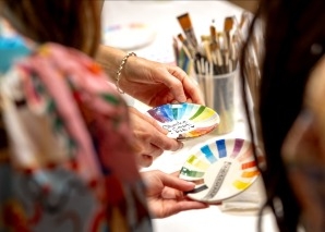 Expérience de peinture sur céramique : créer des tasses d'équipe