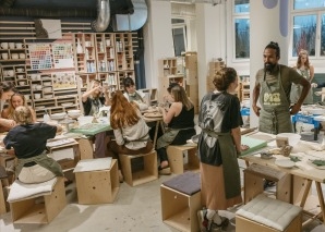 Expérience de peinture sur céramique : créer des tasses d'équipe