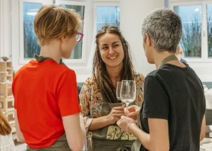 Expérience de peinture sur céramique : créer des tasses d'équipe