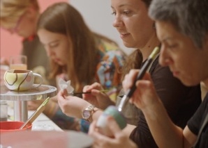 Expérience de peinture sur céramique : créer des tasses d'équipe