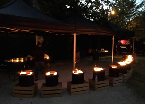 Repas sur le feu, illuminé par de nombreuses bougies